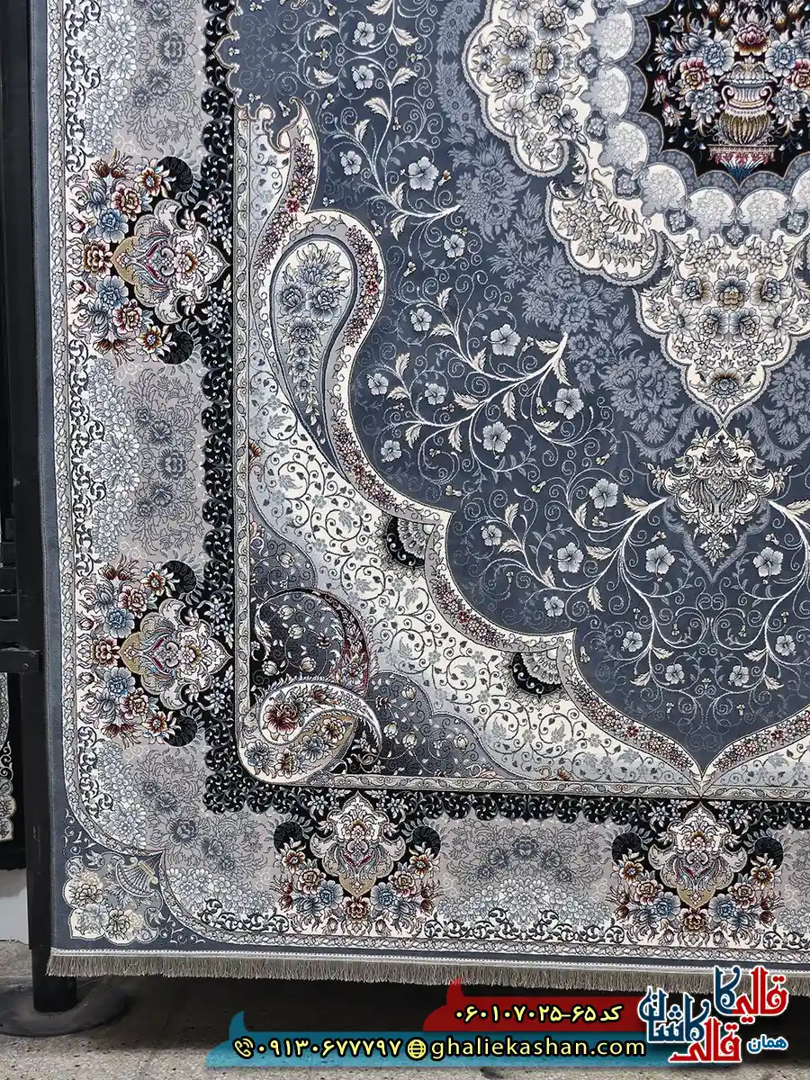 فرش کلاسیک 700 شانه طرح سوگند رنگ طوسی دودی کاشان حاشیه