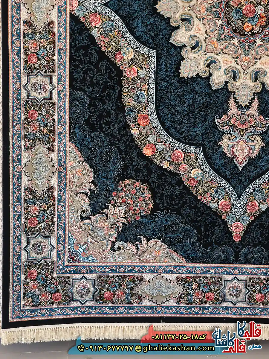 فرش کلاسیک 700 شانه طرح کارینا رنگ سرمه ای کاشان حاشیه