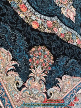 فرش کلاسیک 700 شانه طرح کارینا رنگ سرمه ای کاشان نزدیک 2