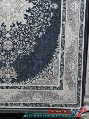 فرش ‌1200 ‌شانه ‌طرح ‌دلبر ‌رنگ ‌طوسی ‌دودی ‌گل ‌برجسته ‌کاشان ‌حاشیه