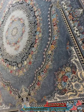 فرش 700 شانه طرح ارمغان رنگ طوسی دودی کاشان زمینه
