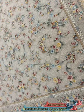 فرش 700 شانه طرح افشان آتیلا رنگ طوسی سیلور کاشان زمینه