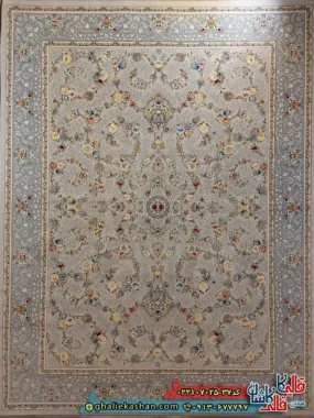 فرش 700 شانه طرح افشان رز رنگ طوسی سیلور کاشان حاشیه
