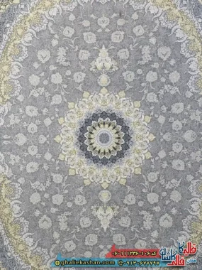 فرش طلاکوب 1200 شانه طرح رویان رنگ طوسی نقره ای گل برجسته کاشان زمینه