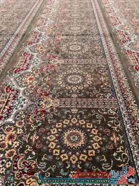 فرش مسجد و سجاده فرش نماز 700 شانه کاشان طرح کبریا رنگ قهوه ای گردویی