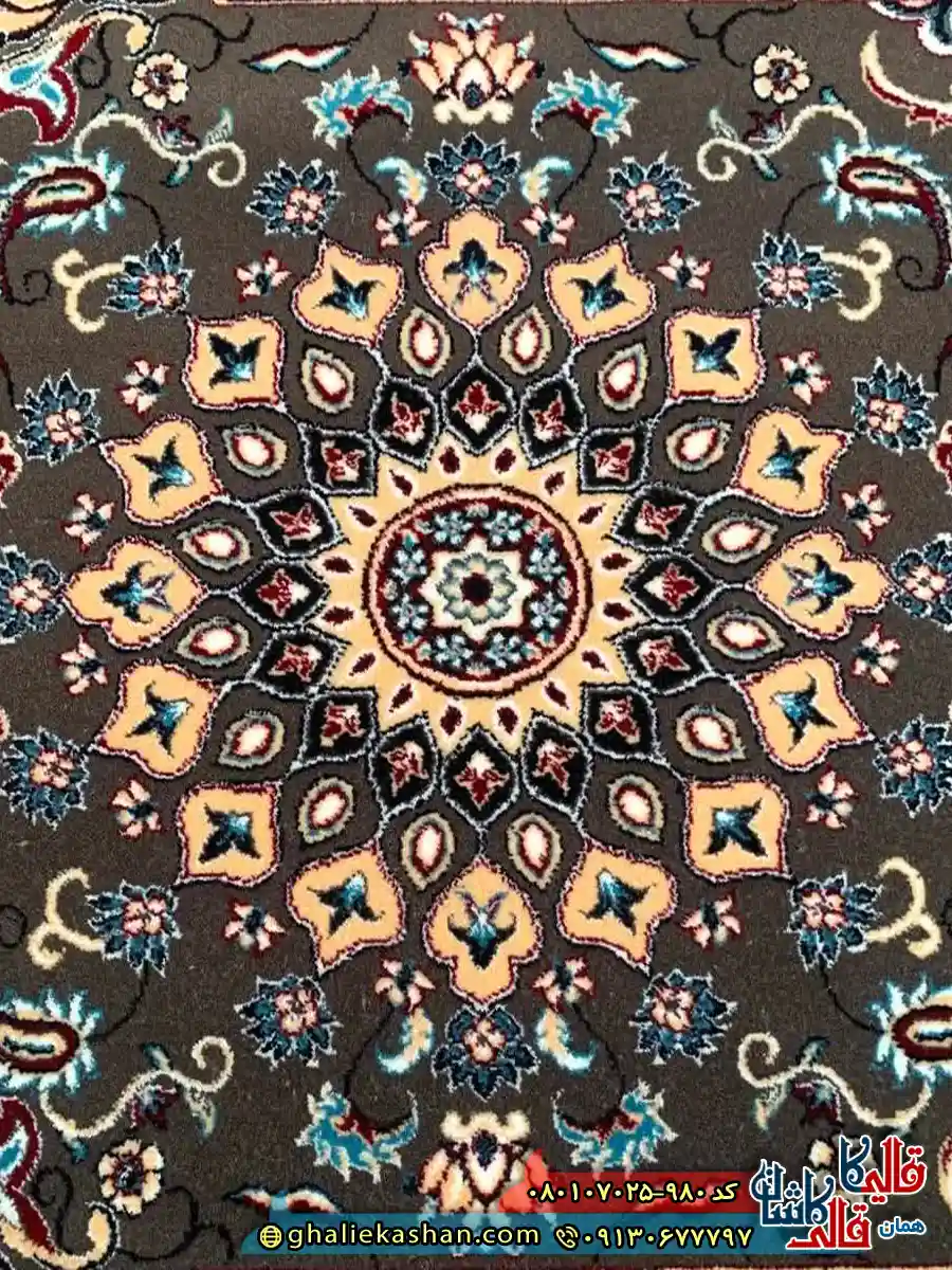فرش نماز 700 شانه طرح کبریا رنگ قهوه ای گردویی کاشان نزدیک