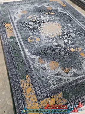 فرش وینتیج 700 شانه طرح آرمان رنگ دودی سبز کاشان زمینه