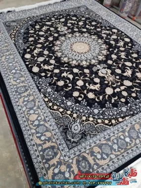 فرش 700 شانه طرح آرکان رنگ سرمه ای کاشان زمینه