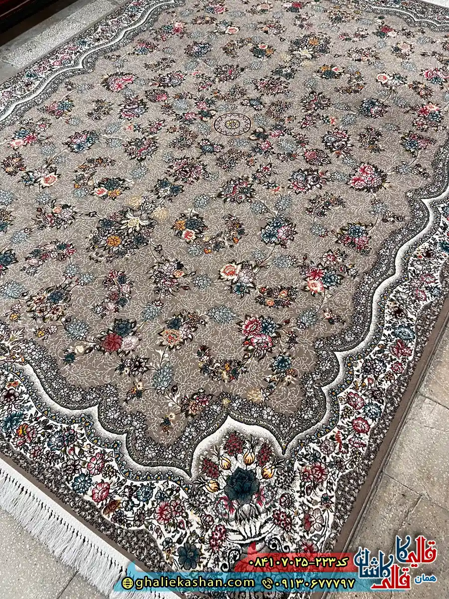 فرش 700 شانه طرح افشان رها رنگ طوسی فیلی کاشان زمینه