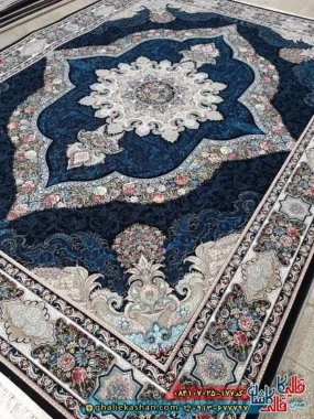 فرش 700 شانه طرح کارینا رنگ مشکی سرمه ای کاشان زمینه