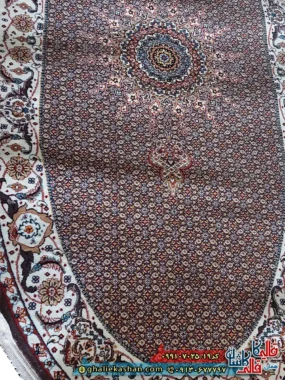 فرش اصیل 700 شانه ریز ماهی رنگ گردویی کاشان بیضی زمینه