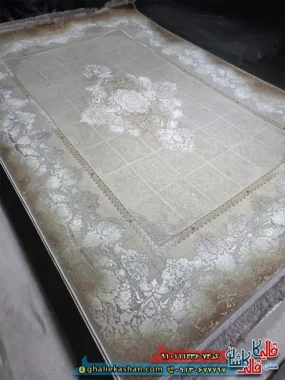 فرش طلاکوب 1200 شانه خشتی طرح گلایول رنگ کرم قهوه ای 2 گل برجسته کاشان