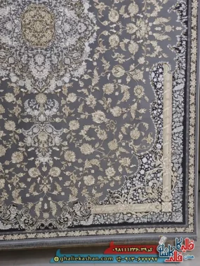 فرش طلاکوب 1200 شانه طرح کتایون رنگ طوسی نقره ای گل برجسته کاشان حاشیه.