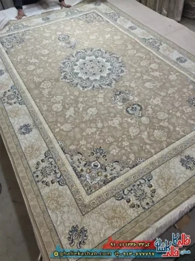 فرش طلاکوب 1200 شانه طرح گل آذین رنگ نسکافه ای قهوه ای گل برجسته کاشان