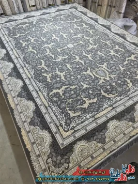 فرش ‌طلاکوب ‌700 شانه طرح ‌افشان ‌لوتوس ‌رنگ ‌طوسی ‌دودی ‌گل ‌برجسته ‌کاشان ‌