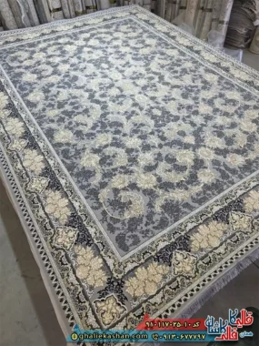 فرش ‌طلاکوب ‌700 شانه ‌طرح ‌افشان ‌ملک ‌رنگ ‌طوسی ‌نقره ای گل ‌برجسته ‌کاشان