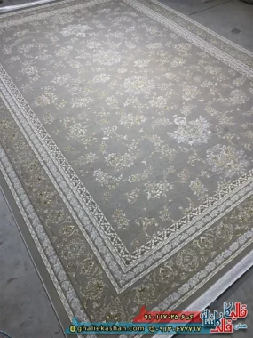 فرش ‌طلاکوب ‌700 ‌شانه ‌طرح ‌افشان ‌نگین ‌رنگ ‌طوسی ‌نقره ‌ای ‌گل ‌برجسته ‌کاشان ‌