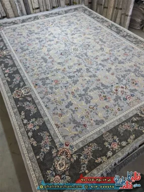 فرش ‌طلاکوب ‌700 شانه ‌طرح ‌افشان ‌یاسین ‌رنگ ‌طوسی ‌نقره ‌ای ‌گل ‌برجسته ‌کاشان ‌