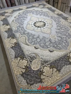 فرش ‌طلاکوب ‌700 ‌شانه ‌طرح ‌سوگند ‌رنگ ‌طوسی ‌نقره ای ‌گل ‌برجسته ‌کاشان ‌
