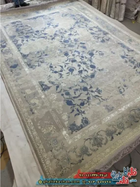 فرش وینتیج 1200 شانه طرح افشان باراد رنگ طوسی فیلی گل آبی گل برجسته کاشان