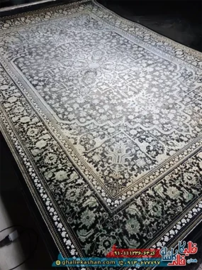 فرش وینتیج سنتی 1200 شانه طرح هریس رنگ زغالی سبز گل برجسته کاشان