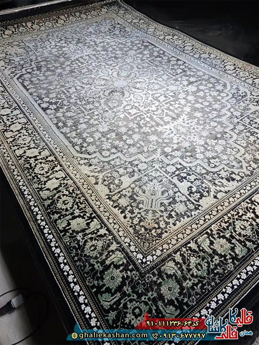 فرش وینتیج سنتی 1200 شانه طرح هریس رنگ زغالی سبز گل برجسته کاشان اصلی