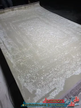 فرش وینتیج مدرن 1200 شانه طرح قاب برگی رنگ کرم صدفی گل برجسته کاشان