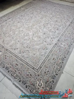 فرش ‌‌‌‌کلاسیک ‌‌‌‌1200 ‌‌‌‌شانه ‌‌‌‌طرح ‌‌‌‌افشان ‌‌‌‌آتیلا ‌‌‌‌رنگ ‌‌‌‌طوسی ‌‌‌‌کاشان ‌‌‌