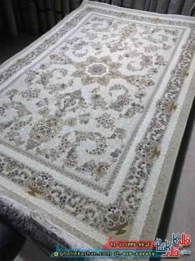 فرش کلاسیک 1200 شانه طرح پگاه رنگ کرم صدفی گل برجسته کاشان