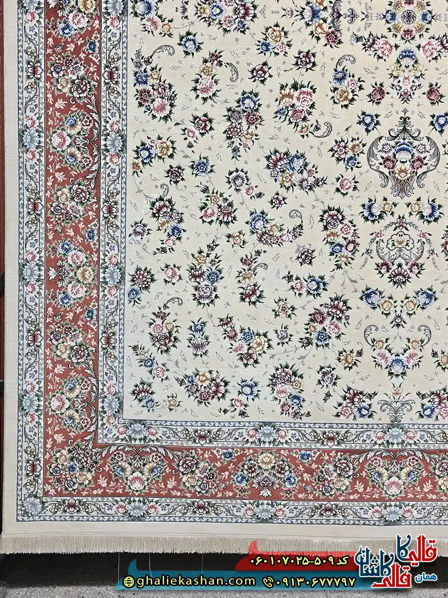 فرش کلاسیک 700 شانه طرح افشان سیمین رنگ کرم گلبهی کاشان حاشیه