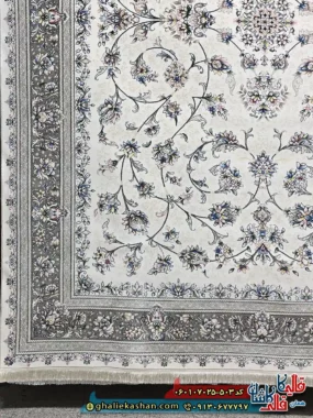 فرش کلاسیک 700 شانه طرح افشان مینا رنگ کرم کاشان حاشیه