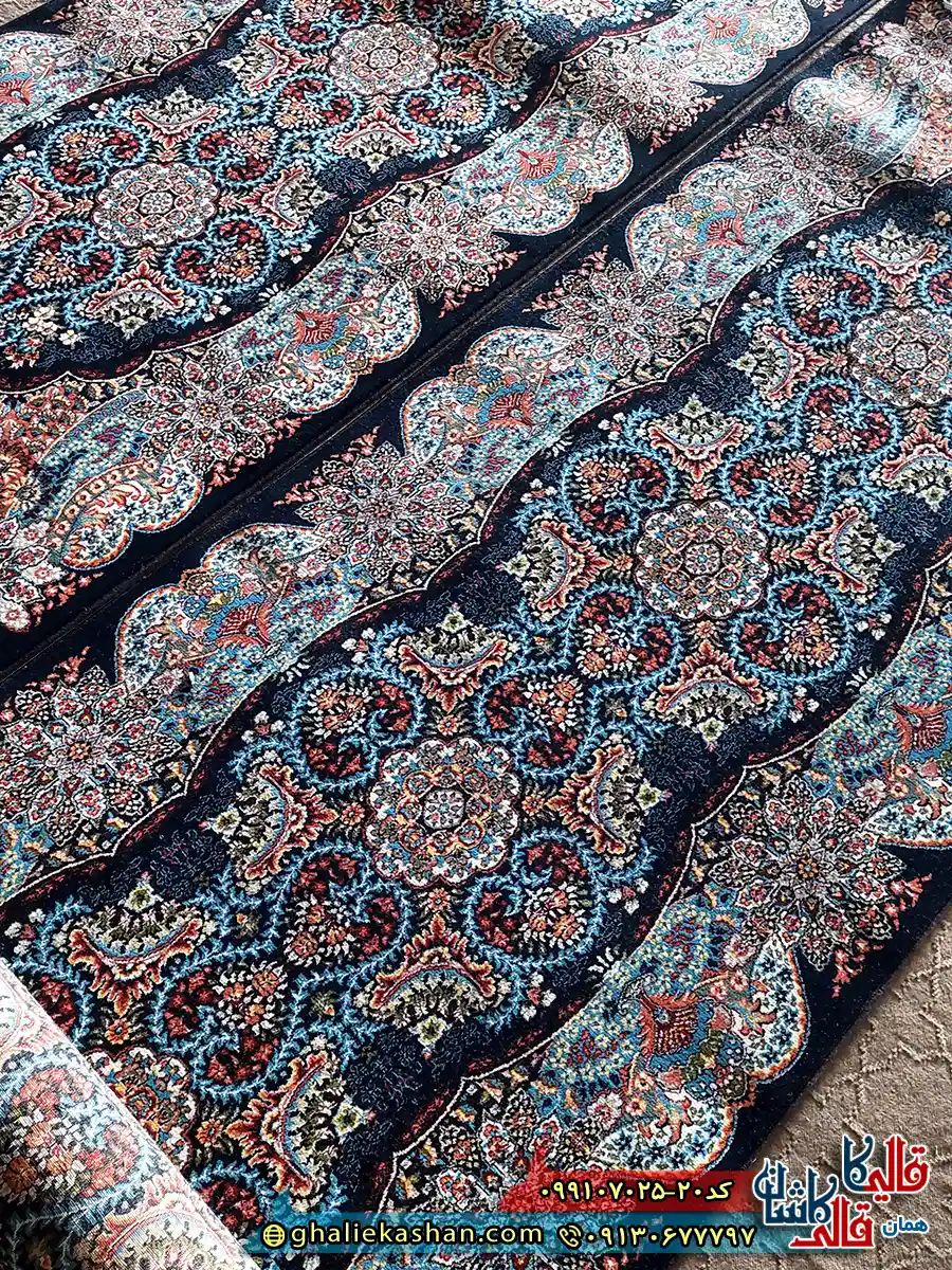 فرش کلاسیک 700 شانه طرح اهورا رنگ سرمه ای کناره اصلی