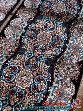 فرش کلاسیک 700 شانه طرح اهورا رنگ سرمه ای کناره زمینه