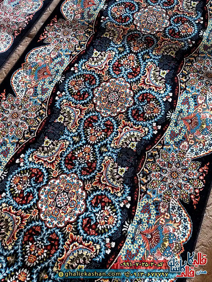فرش کلاسیک 700 شانه طرح اهورا رنگ سرمه ای کناره زمینه