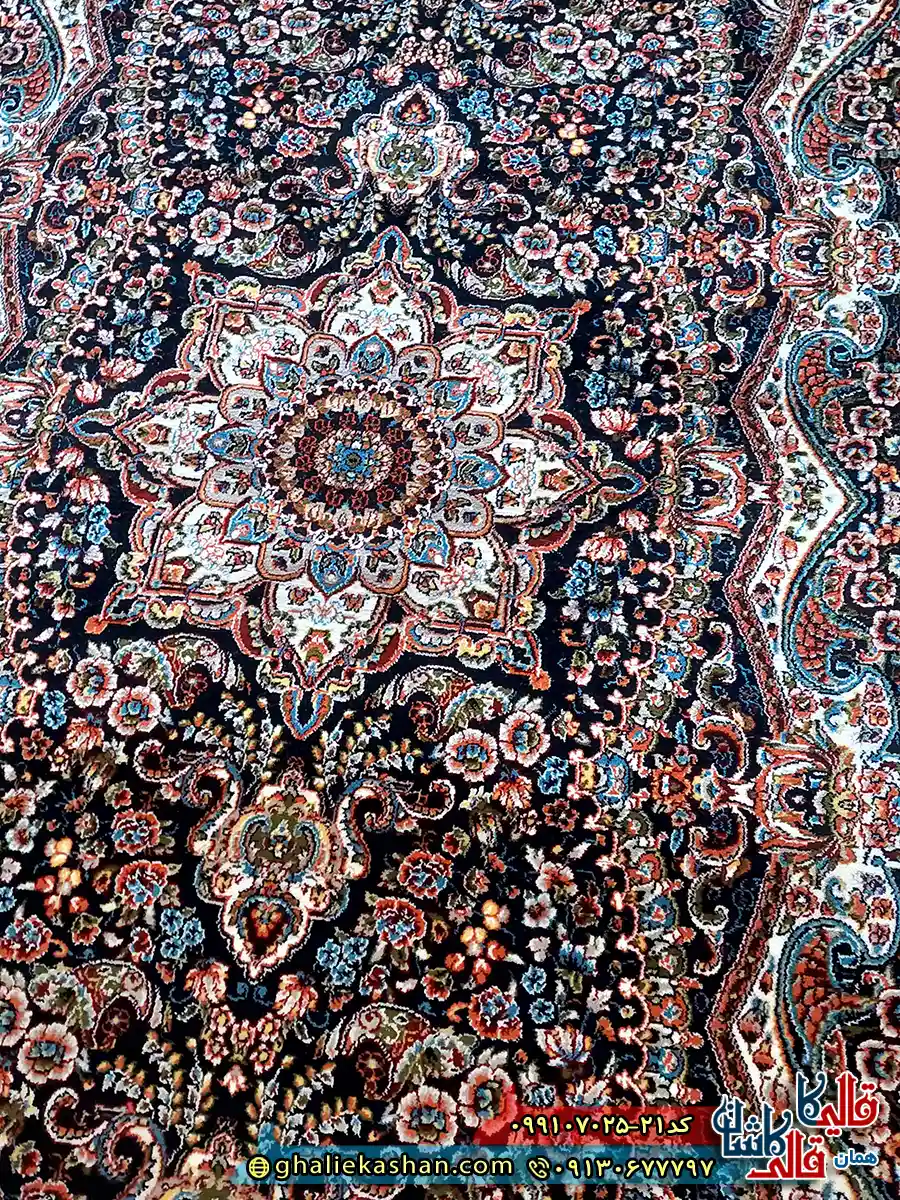 فرش کلاسیک 700 شانه طرح چیچک رنگ سرمه ای زمینه