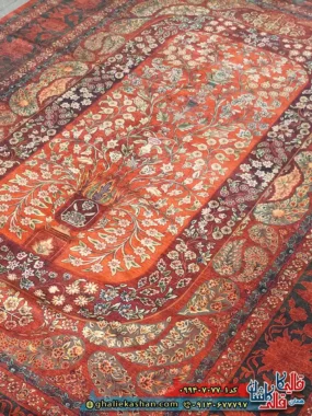 فرش کلاسیک سنتی 700 شانه طرح تارلا رنگ قرمز لاکی کاشان زمینه