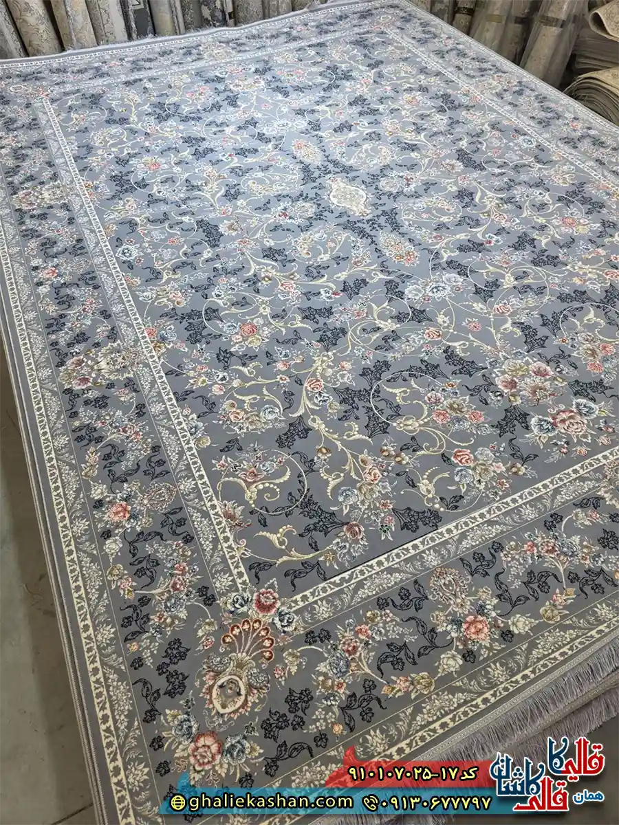 فرش کلاسیک طلاکوب 700 شانه طرح افشان یاسین رنگ طوسی گل مشکی کاشان اصلی