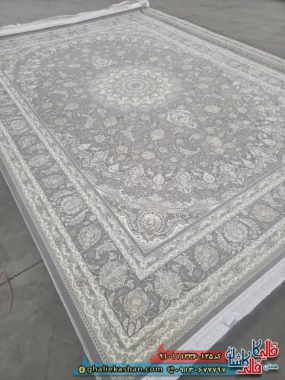 فرش طلاکوب 1200 شانه طرح ویکتوریا رنگ طوسی نقره ای گل برجسته کاشان