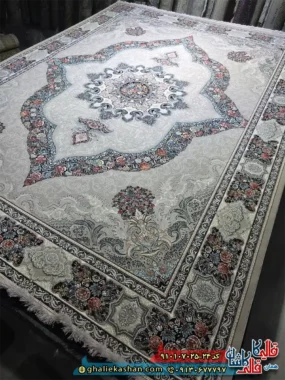 فرش کلاسیک 700 شانه طرح کارینا رنگ طوسی نقره ای کاشان