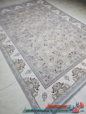 فرش کلاسیک طلاکوب 1200 شانه طرح افشان پرنیان رنگ طوسی نقره ای کاشان