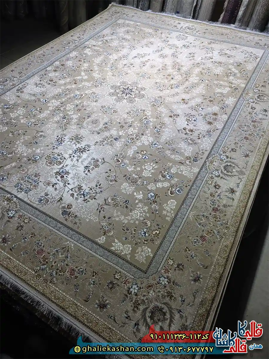 فرش کلاسیک طلاکوب 1200 شانه طرح افشان یاشار رنگ بژ طلایی گل برجسته کاشان اصلی