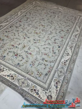 فرش ‌کلاسیک ‌1200 ‌شانه ‌طرح ‌افشان ‌ایلیا ‌رنگ ‌طوسی نقره ای ‌کاشان