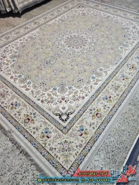 فرش ‌کلاسیک ‌1500 ‌شانه ‌طرح ‌ماهان ‌رنگ ‌طوسی ‌نقره ‌ای ‌گل ‌برجسته ‌کاشان ‌