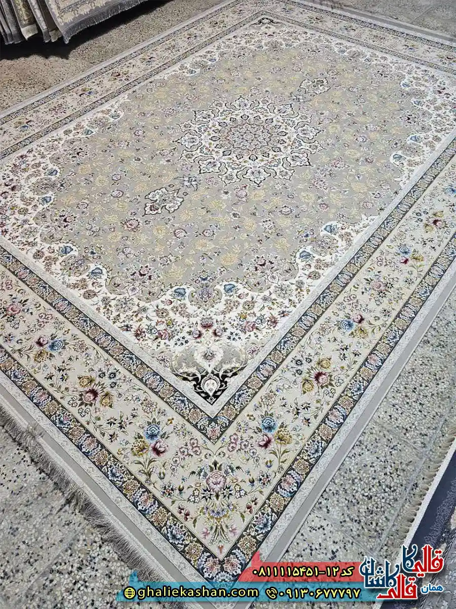 فرش ‌کلاسیک ‌1500 ‌شانه ‌طرح ‌ماهان ‌رنگ ‌طوسی ‌نقره ‌ای ‌گل ‌برجسته ‌کاشان ‌اصلی