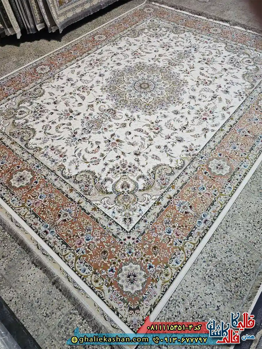 فرش ‌کلاسیک ‌1500 ‌شانه ‌طرح ‌گلریس ‌رنگ ‌کرم ‌سفید ‌حاشیه ‌گلبهی ‌گل ‌برجسته ‌کاشان ‌اصلی