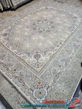 فرش کلاسیک طلاکوب 1500 شانه طرح بهار رنگ طوسی نقره ای گل برجسته کاشان