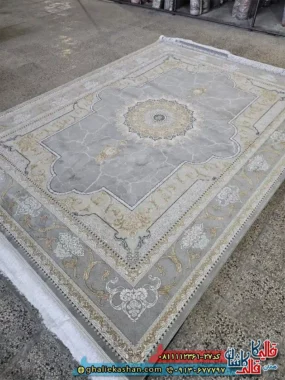 فرش طلاکوب 1200 شانه طرح نسیم کایرا رنگ طوسی دلفینی گل برجسته کاشان