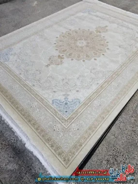 فرش طلاکوب 1200 شانه طرح پرنیان کویر رنگ کرم صدفی گل برجسته کاشان