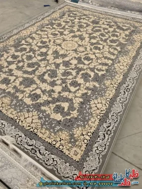 فرش طلاکوب 700 شانه طرح افشان تاج گل رنگ طوسی فیلی گل برجسته کاشان اصلی