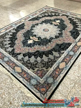 فرش کلاسیک 700 شانه خشتی طرح آروانا رنگ سرمه ای مشکی کاشان